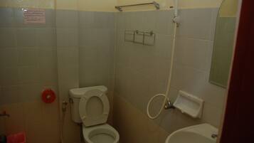 Un baño con inodoro, bidé y lavamanos.