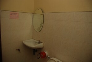 Townhome | Bathroom | Shower, free toiletries, towels