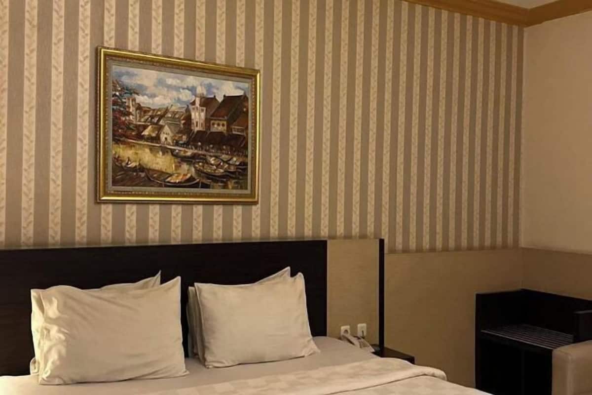 WiFi (free), bed sheets