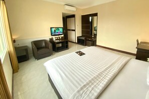 Deluxe Double Room | Free WiFi, bed sheets - Hotel 88 Diponegoro Jember by WH (Jember)