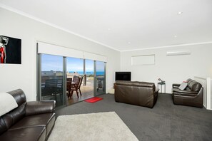 Bayside Holiday Home | Beach/ocean view