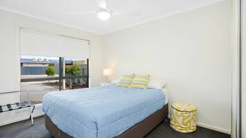 Bayside Holiday Home | 4 bedrooms, iron/ironing board, bed sheets