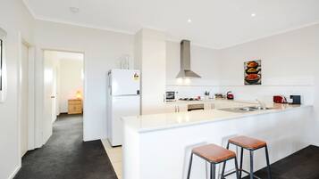 Bayside Holiday Home | Private kitchen | Fridge, microwave, oven, stovetop