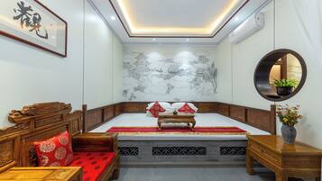 Comfort driepersoonskamer | Individueel gedecoreerd, een bureau, geluiddichte muren, gratis wifi