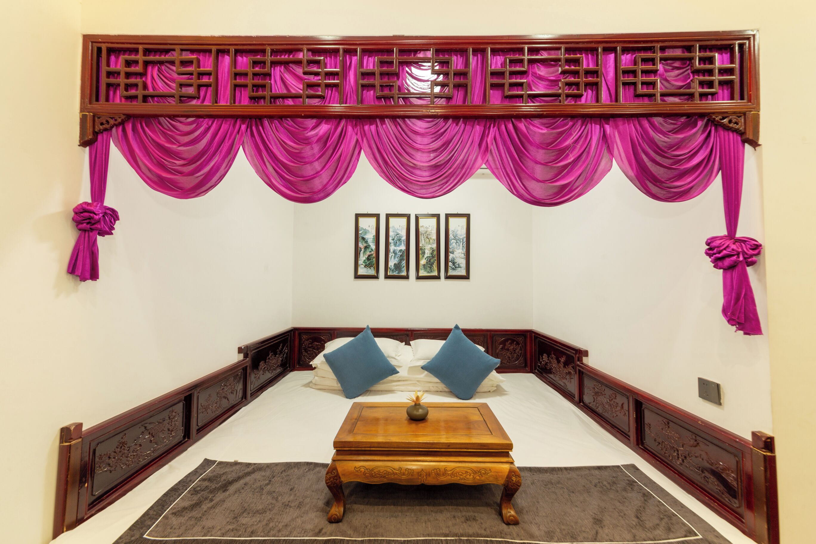 Deluxe driepersoonskamer | Individueel gedecoreerd, een bureau, geluiddichte muren, gratis wifi