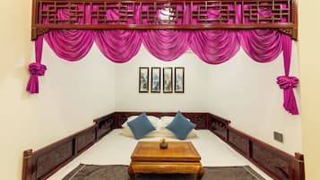 Deluxe driepersoonskamer | Individueel gedecoreerd, een bureau, geluiddichte muren, gratis wifi