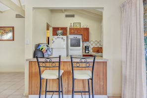 3 habitaciones y tabla de planchar con plancha 