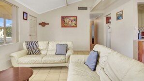 Casa, 3 habitaciones | Sala de estar | Una televisión de pantalla plana, un reproductor de DVD