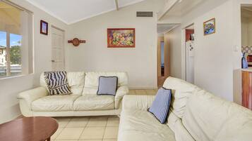 Break Away | Living room | Flat-screen TV, DVD player