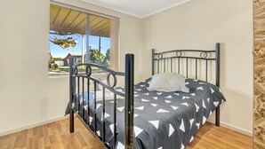 Casa, 3 habitaciones | 3 dormitorios y tabla de planchar con plancha