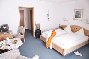 Pengeskab på værelset, skrivebord, gratis Wi-Fi