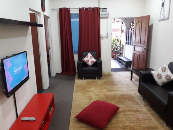 House, 3 Bedrooms | 3 bedrooms, soundproofing, iron/ironing board, free rollaway beds