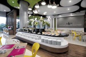 Un comedor moderno con barra libre, que incluye una variedad de alimentos y una exhibición central de flores blancas.
