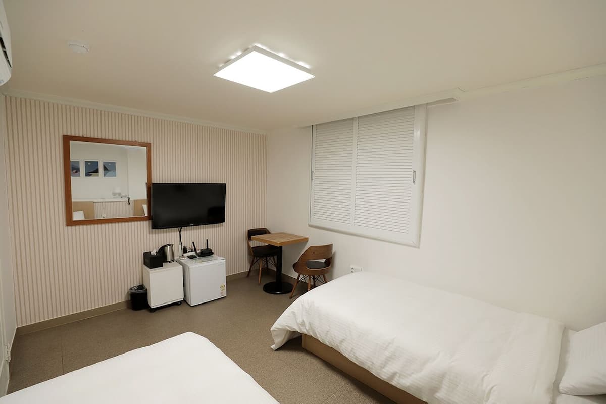 Habitación estándar con 2 camas individuales | Escritorio, wifi gratis y ropa de cama