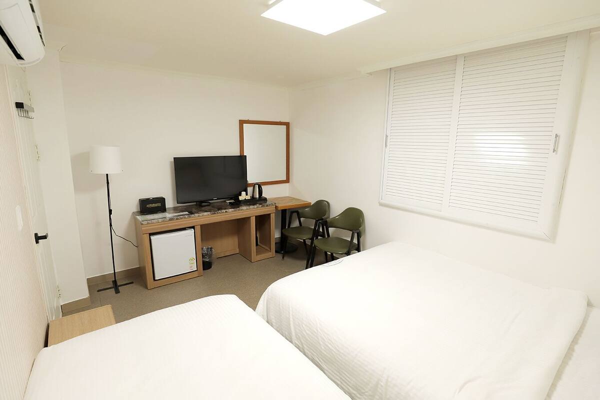 Habitación triple estándar | Escritorio, wifi gratis y ropa de cama