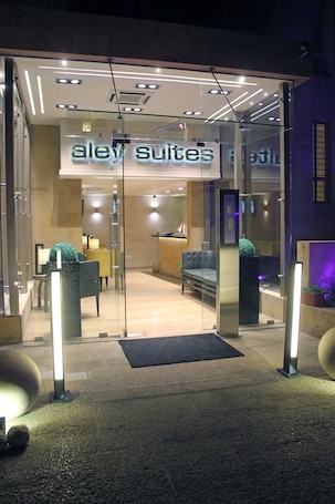 Fassade der Unterkunft – Abend/Nacht. Aley Suites