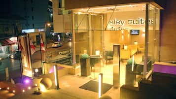 Vista frontal de la propiedad por la tarde o noche