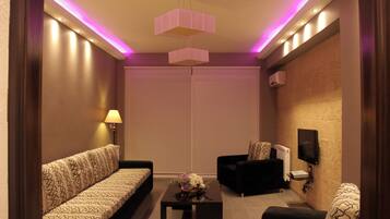 Departamento, 3 habitaciones, cocina | Caja de seguridad en la habitación y tabla de planchar con plancha