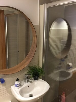 Suihku, ilmaiset hygieniatuotteet, hiustenkuivaaja, pyyhkeet