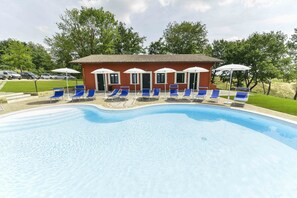 Außenpool, Sonnenschirme, Liegestühle