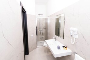 Superior driepersoonskamer (Iris) | Badkamer | Gratis toiletartikelen, een haardroger, een bidet, handdoeken