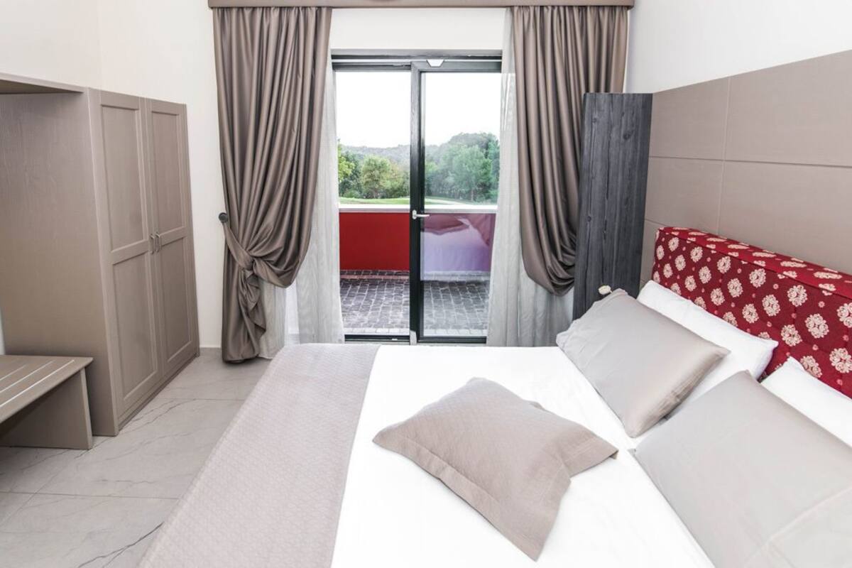 Superior Quadruple Room (Rosa) | Minibar, desk, soundproofing, WiFi (free)