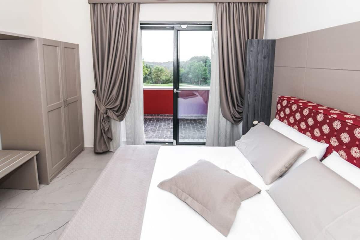 Superior Quadruple Room (Rosa) | Minibar, desk, soundproofing, free WiFi
