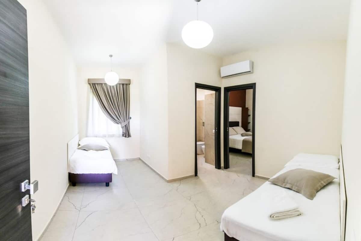 Family Room (Camelia) | Minibar, desk, soundproofing, WiFi (free)