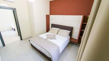 Una camera da letto con un letto, una testiera e una porta.