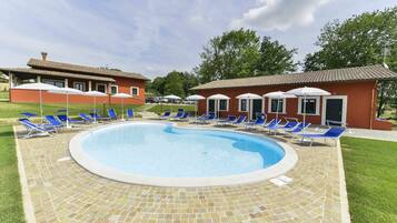 Außenpool, Sonnenschirme, Liegestühle