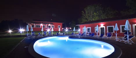 Outdoor pool, pool umbrellas, sun loungers
