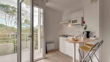 Studio | Private kitchen | Fridge, microwave, stovetop, coffee/tea maker