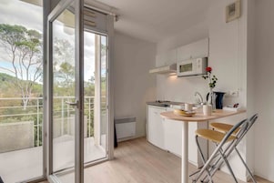 Refrigerador, microondas, placa de cocina, cafetera/tetera