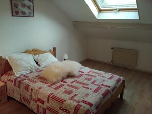 Tabla de planchar con plancha y ropa de cama