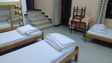 Tabla de planchar con plancha y ropa de cama