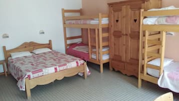 Fer et planche Ă repasser, draps fournis