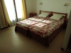 مكواة/لوح كي وملاءات أسرّة