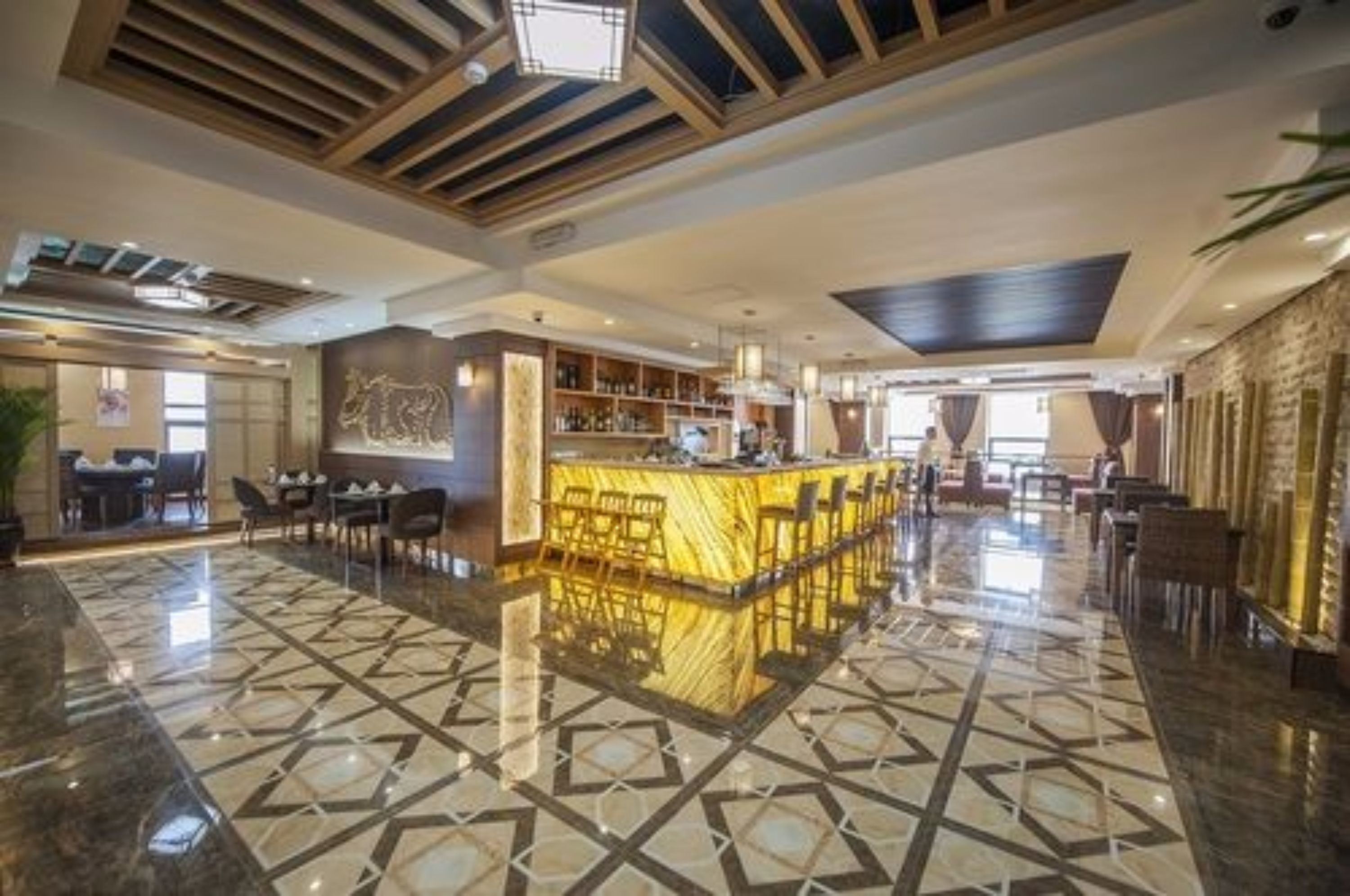 2 間餐廳；供應早餐、午餐、晚餐；韓國菜