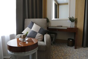 Habitación estándar con 2 camas individuales | Área de sala de estar | Televisión de pantalla plana y películas con cargo 