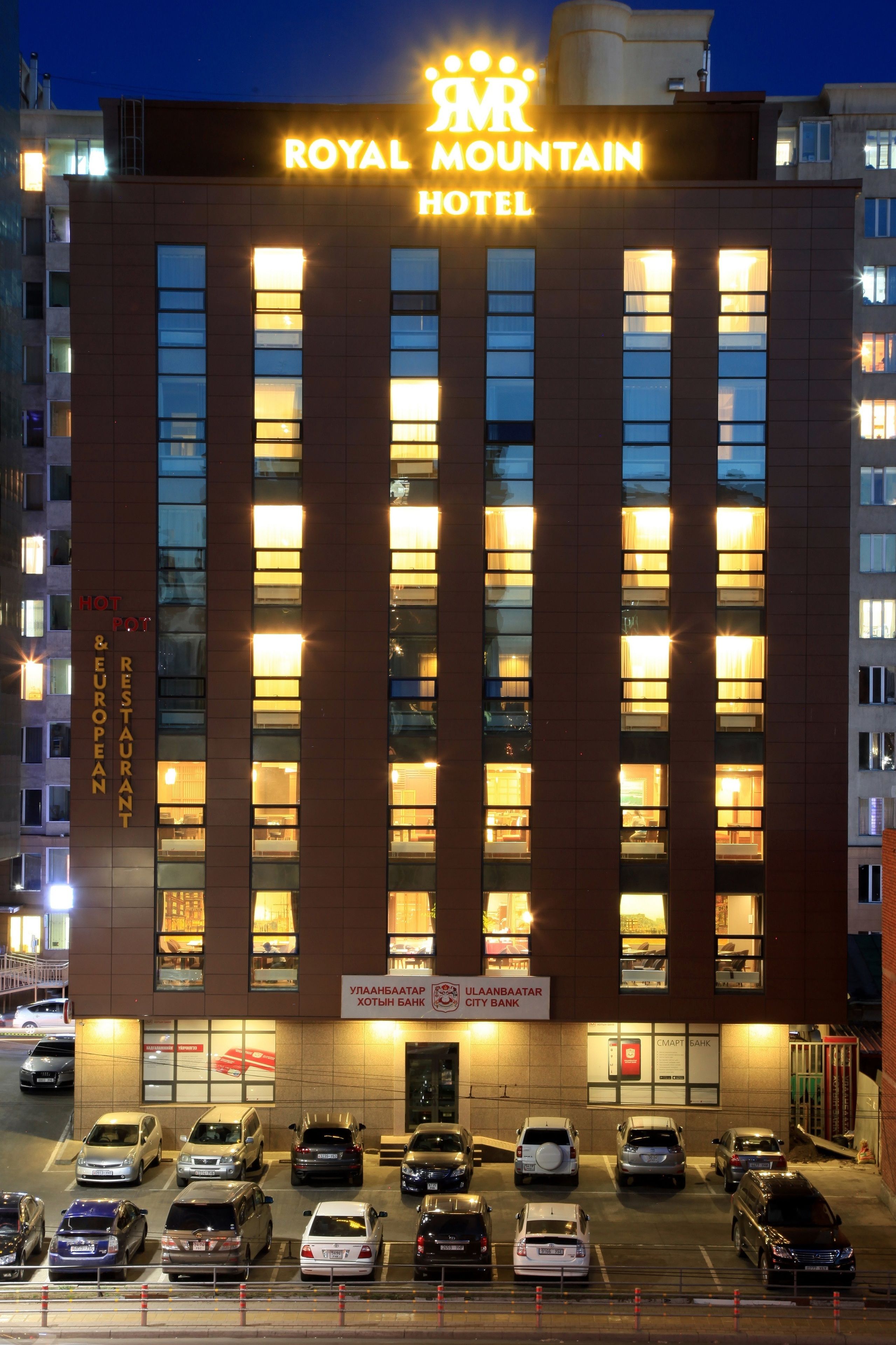 施設の正面 (日没後)