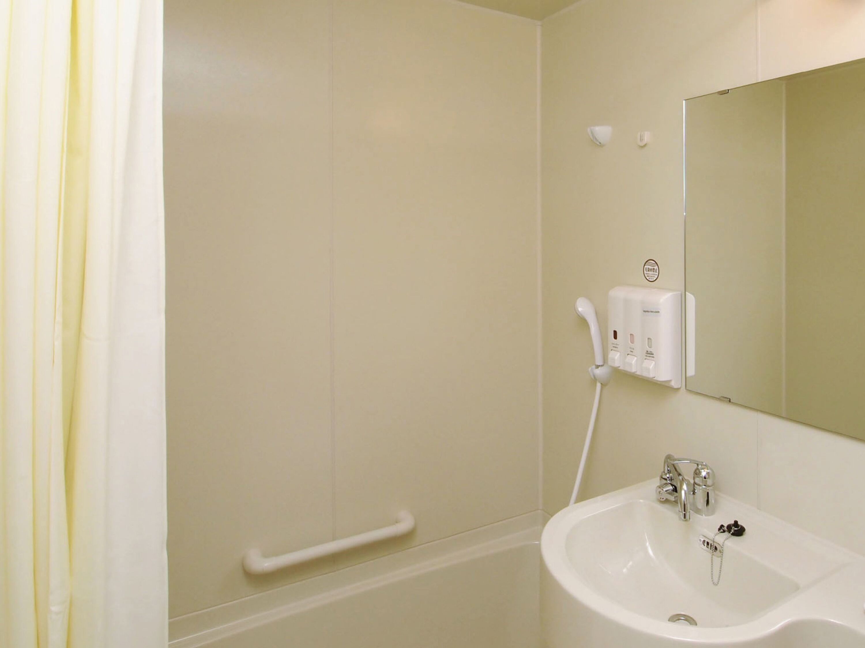 combined shower/bathtub, rainfall showerhead, free toiletries