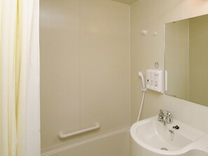 Combined shower/tub, rainfall showerhead, free toiletries, hair dryer - Toyoko Inn Tokyo Otemachi (Tokyo)