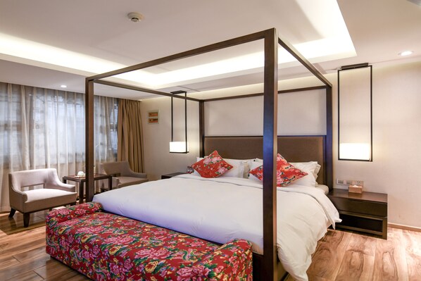 Deluxe-rum - 1 kingsize-säng (Free Train Station Pick Up) | 1 sovrum, italienska Frette-lakan och sängtillbehör av högsta kvalitet