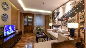 Deluxe suite (Free Train Station Pick Up) | Woonkamer | Een 40-inch lcd-televisie met kabelzenders en een televisie