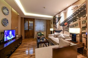 Suite Deluxe (Free Train Station Pick Up) | Sala de estar | Televisión LCD de 40 pulgadas con canales por cable y televisión 