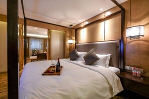 Deluxe suite (Free Train Station Pick Up) | 1 slaapkamer, Italiaanse Frette-lakens, luxe beddengoed, donsdekens