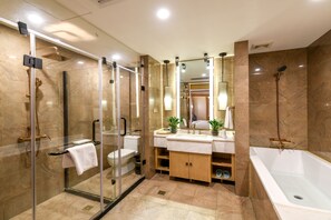 Deluxe-sviitti (Free Train Station Pick Up) | Kylpyhuone | Suihku, sadesuihkupää, designer-hygieniatuotteet, hiustenkuivaaja