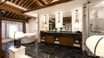 Premier Suite (Free Train Station Pick Up) | Bathroom | Shower, rainfall showerhead, designer toiletries, hair dryer
