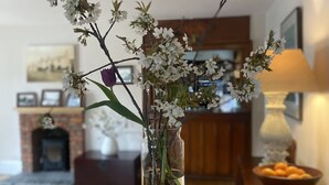 A vase with white flowers on a wooden surface. - THE Gordon Arms Restaurant With Rooms (Selkirk)