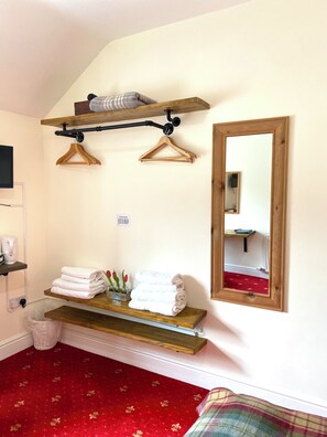 Premium bedding, desk, laptop workspace, blackout curtains - THE Gordon Arms Restaurant With Rooms (Selkirk)